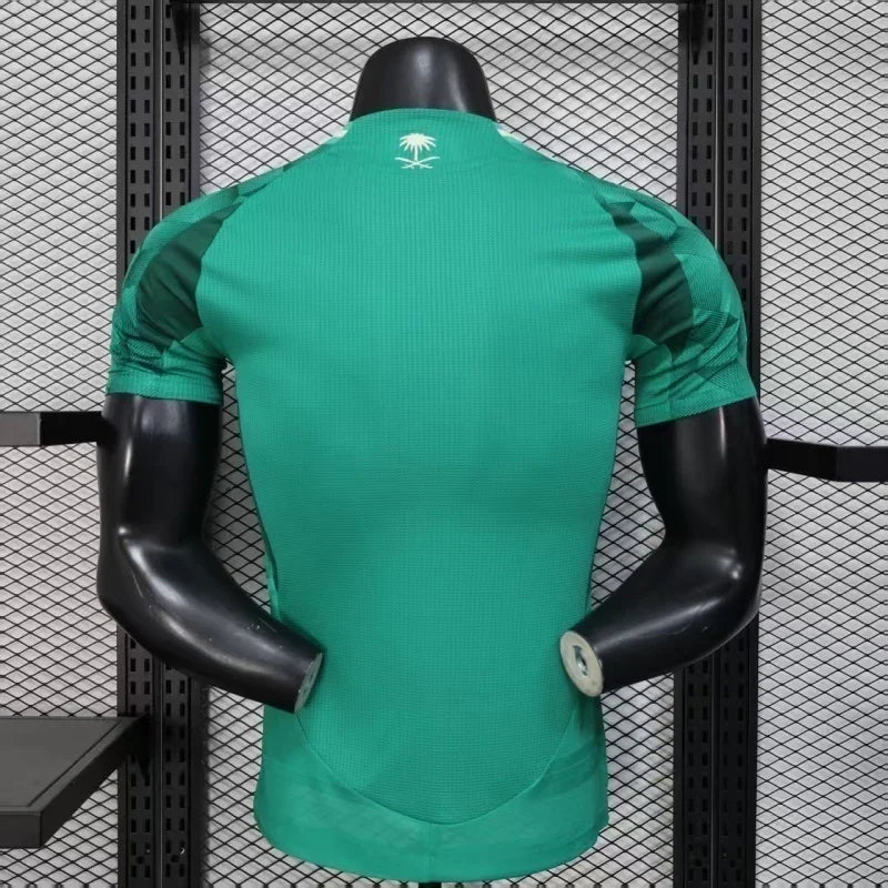 Maillot de l'équipe d'Arabie Saoudite pour la Coupe du Monde 2026, marque Le 12, en tissu sportif avec logo et design traditionnel.