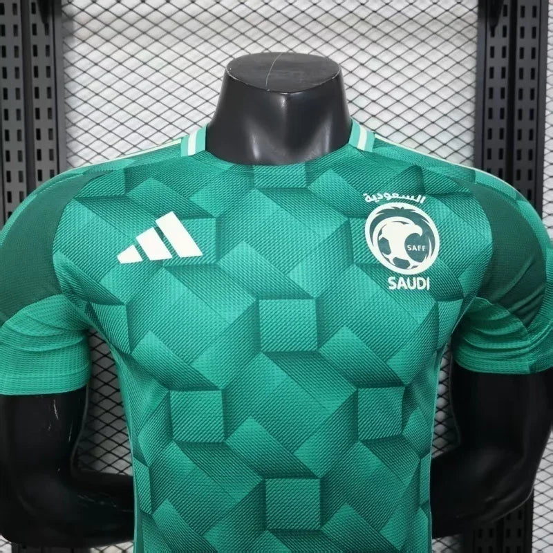 Maillot de l'Arabie Saoudite pour la Coupe du Monde 2026, marque Le 12, vue de face, détails du design sportif.