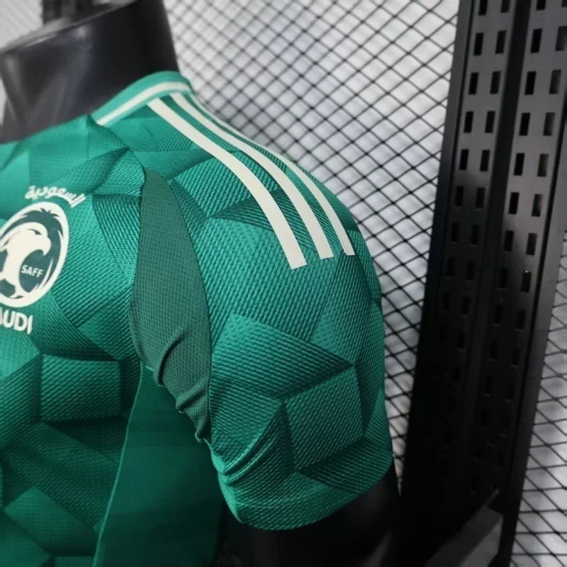 Maillot de l'équipe d'Arabie Saoudite pour la Coupe du Monde 2026, marque Le 12, devant avec logo et design sportif.