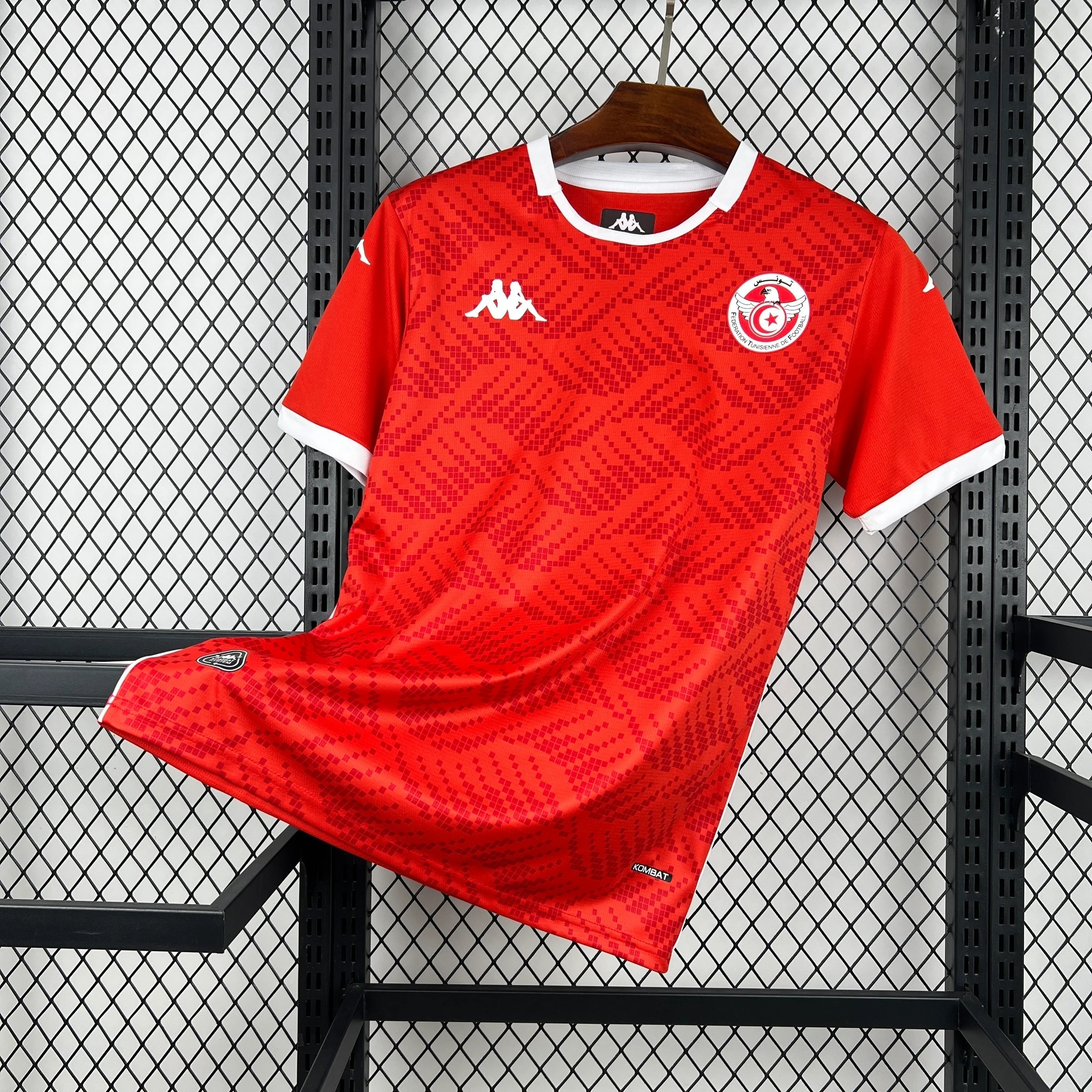 Maillot Tunisie Coupe du Monde 2026 Le 12 -ème Maillot, maillot de football avec drapeau tunisien et logo officiel.