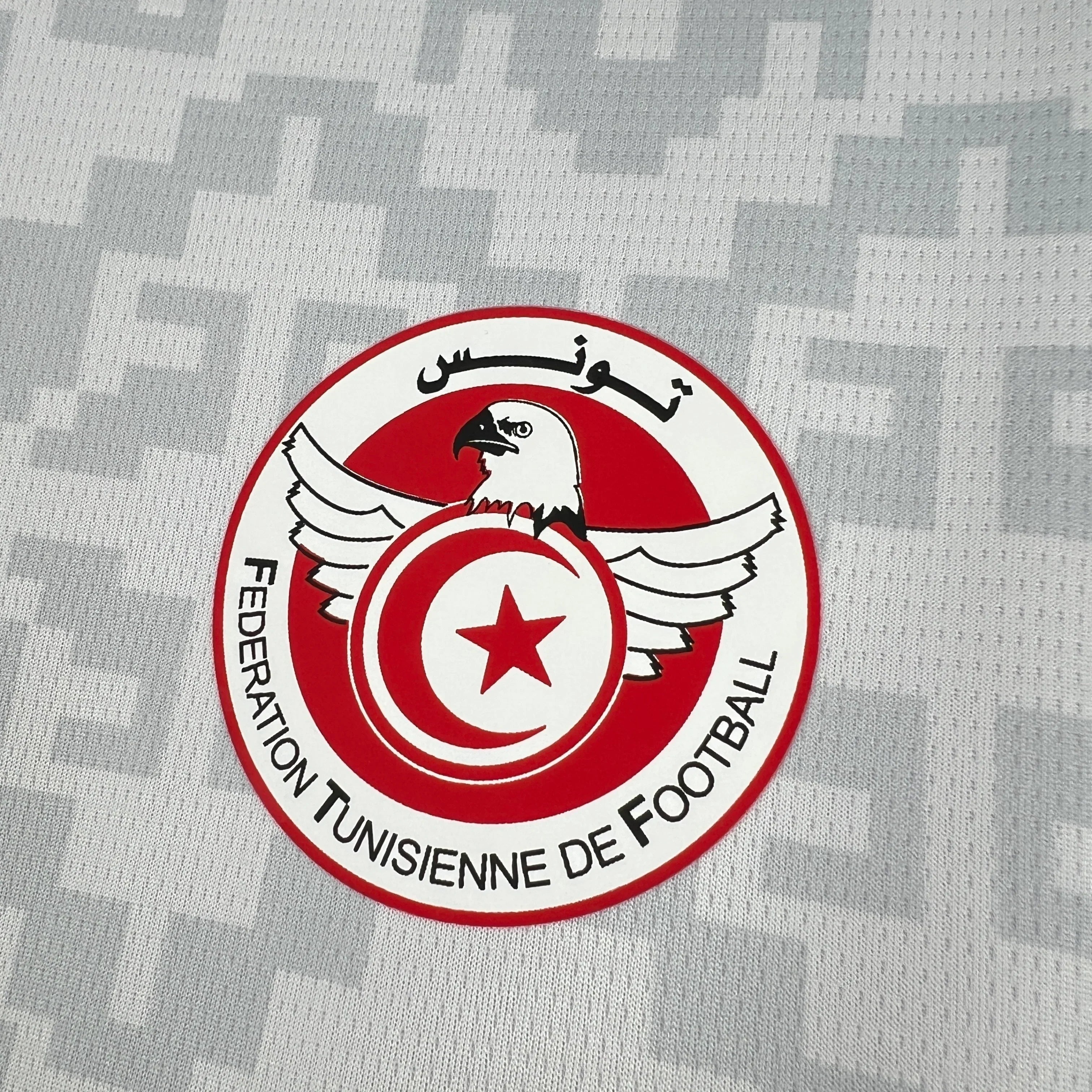 Maillot extérieur de la Tunisie pour la Coupe du Monde 2026, marque Le 12 -ème Maillot, vue de face.