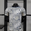 Maillot gris Tottenham 25/26 Le 12 -ème Maillot, version joueur, vêtement de sport, logo Tottenham visible.