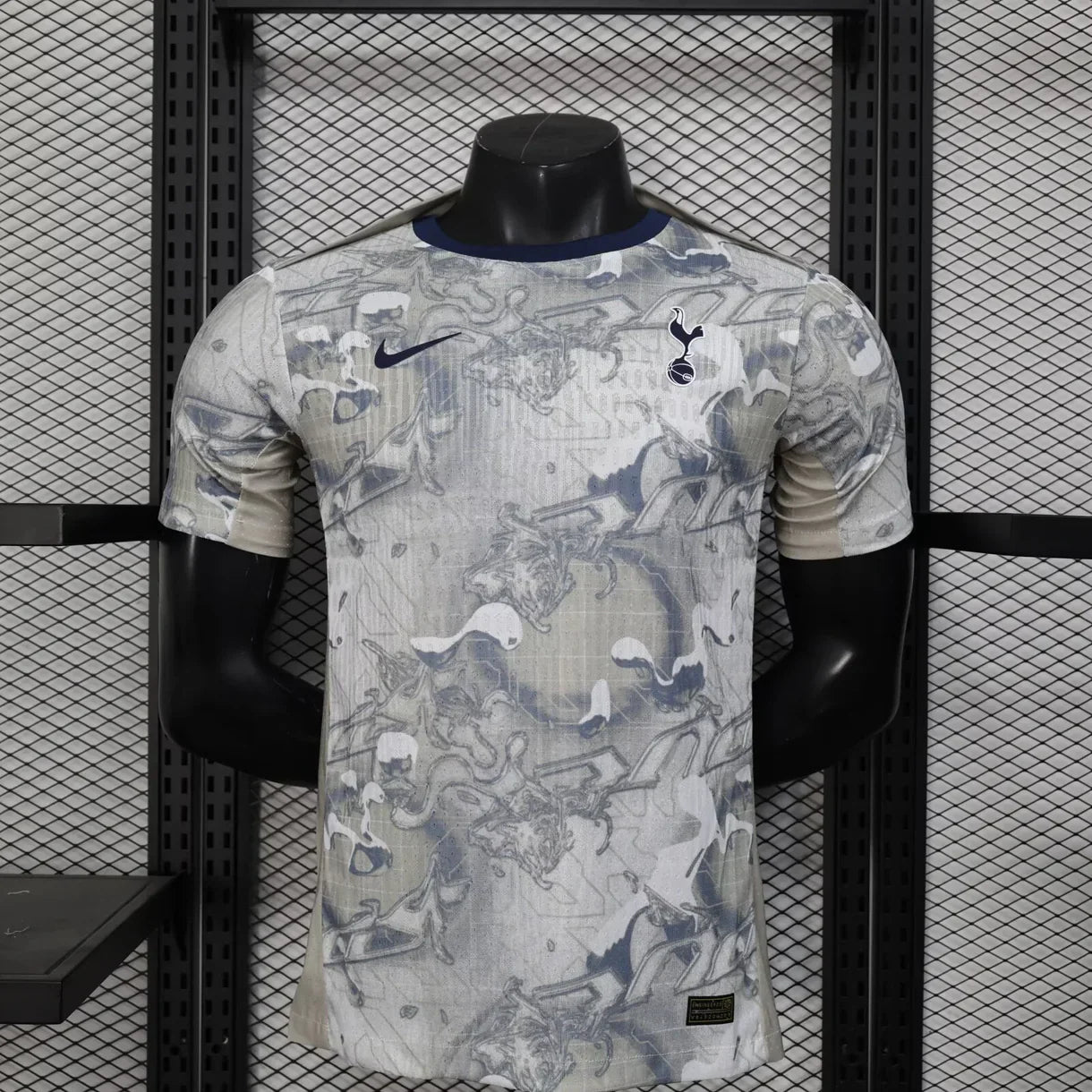 Maillot gris Tottenham 25/26 Le 12 -ème Maillot, version joueur, vêtement de sport, logo Tottenham visible.